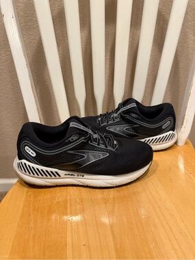 Women’s Brooks Ariel (size 9)
